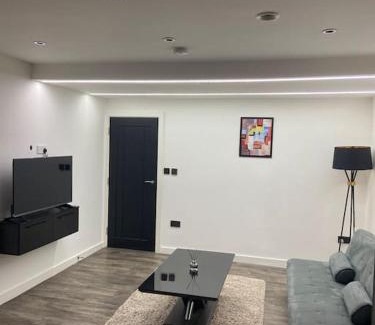 Uxbridge North Apartment | Entire Apartment perfectly located for Heathrow Airport