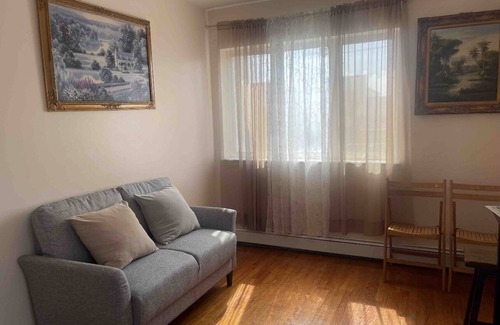 Queens Apartment | Entire Apartment W Balcony 5 min from LGA