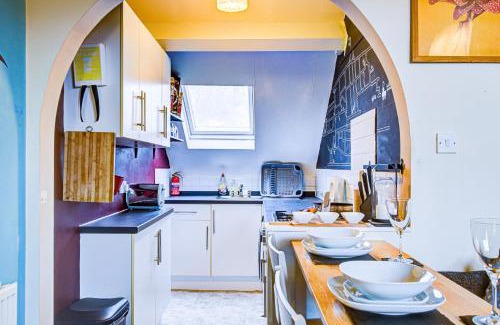 Westcliff-on-Sea Apartment | Entire artistic open-apartment