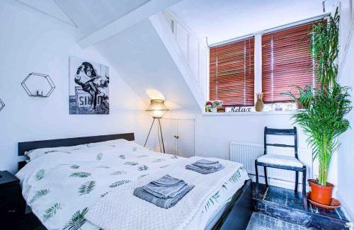 Westcliff-on-Sea Apartment | Entire artistic open-apartment