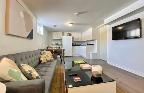 Clairlea House | Entire Basement Apartment 1 Bedroom Free Parkingnn
