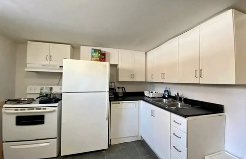 Clairlea House | Entire Basement Apartment 1 Bedroom Free Parkingnn