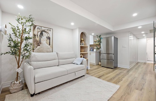 Hamilton Apartment | Entire Basement Unit, separate side entrance. 14 minutes to the beach. Hamilton