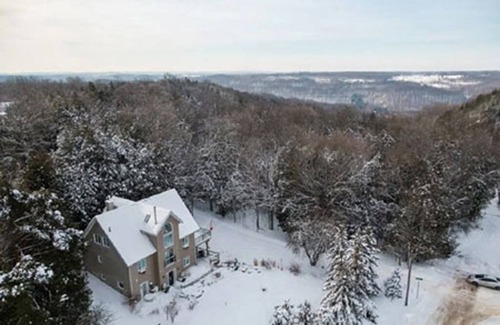 Flesherton House | Entire Chalet Near Eugenia Falls