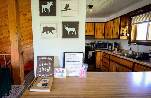 Hinckley Cabin | Entire Cloverdale Cabins.Hottub.Sleeps 13-16