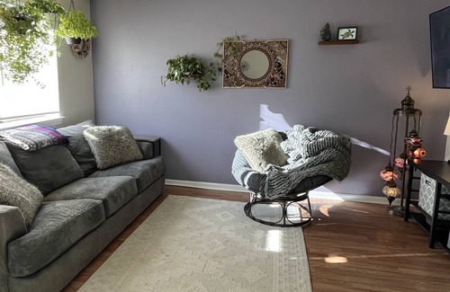 Bristol Condo | Entire Condo in Bristol (plant house🪴!)