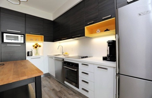 Humber Bay Condo | Entire condo- Sunny Lakeview king bed 550 Mb wifi