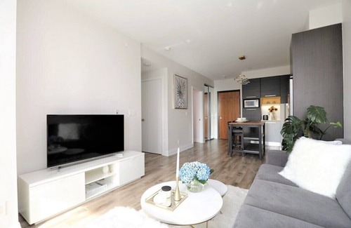 Humber Bay Condo | Entire condo- Sunny Lakeview king bed 550 Mb wifi