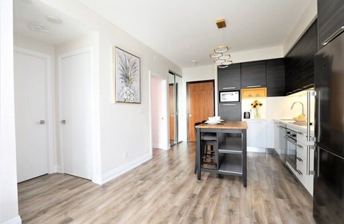 Humber Bay Condo | Entire condo- Sunny Lakeview king bed 550 Mb wifi