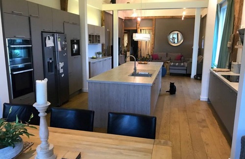 Howlett End House | Entire Contemporary Barn 5 bedrooms-rural location