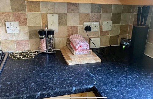 Singlewell House | Entire Cosy 3-bedroom house in Gravesend with WiFi and free private parking.
