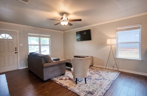 Denison House | Entire cozy house in Denison, TX near Oklahoma border! Comfy beds, full kitchen
