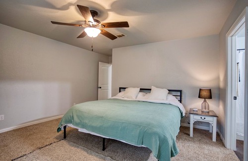 Denison House | Entire cozy house in Denison, TX near Oklahoma border! Comfy beds, full kitchen