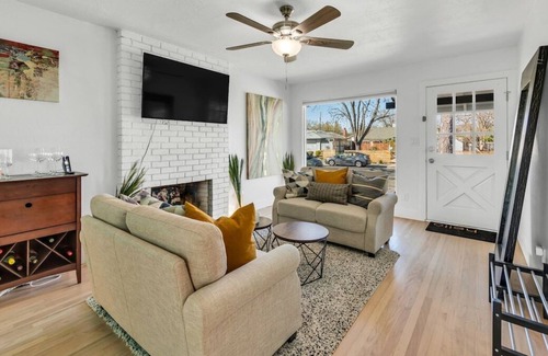 Davis House | Entire Davis House · ★Breakfast at Tiffany’s★ in Davis w/ Putting Green