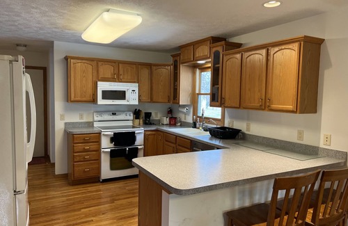 Lincoln House | Entire Elegant Single-Family House in Upscale Neighborhood & Convenient Location