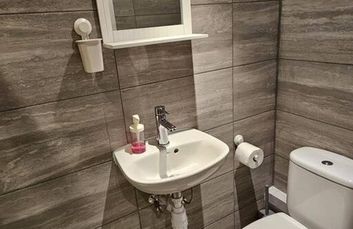 Fifield Apartment | Entire en-suite room in Windsor home with free parking