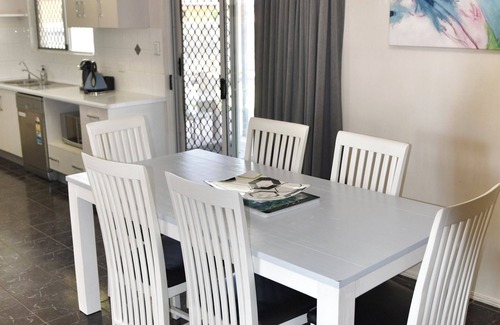 Mount Louisa House | Entire Family Home with private pool
