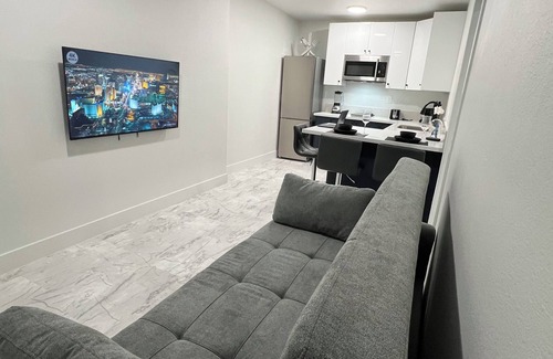 Paradise House | Entire guesthouse in Las Vegas, Nevada