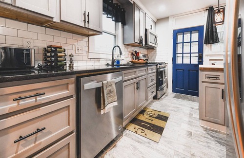 Bayview House | Entire Home 3BD 2BTH/PrvtParking/WiFi/Clean/Quiet/