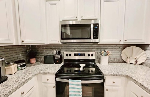 Thomas Drive House | ENTIRE HOME- Gorgeous 3br Townhome Pool, Grill, WD, 2 FREE drive up spaces Sleeps 6 Close to everything PCB! Free WiFi