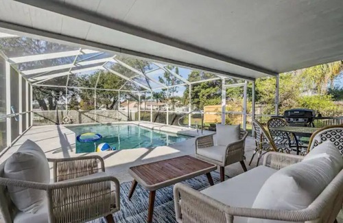 Boyette Springs House | Entire home, Heated Pool, Lake view and Gazebo!