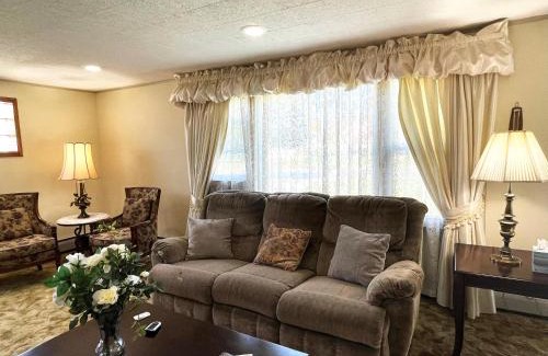 Cheektowaga House | Entire Home in Buffalo - 6 Guests 3 Bedroom 1 Bath - Convenient Location - 25min to Niagara Falls