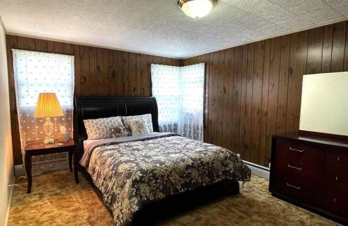 Cheektowaga House | Entire Home in Buffalo - 6 Guests 3 Bedroom 1 Bath - Convenient Location - 25min to Niagara Falls