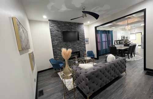 Auburn Gresham House | Entire Home in Chicago (Pet-Friendly)