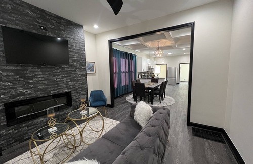 Auburn Gresham House | Entire Home in Chicago (Pet-Friendly)