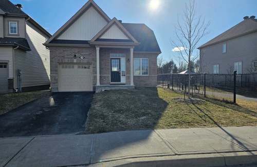 Kemptville House | Entire Home in Kemptville ! Modern Home and Great Location; 3 bedrooms
