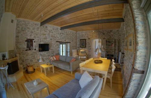 Tripi House | Entire Home in Laconia