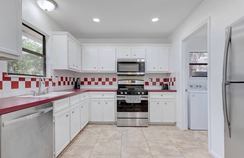 Taylor House | Entire home in Taylor, just minutes from the new Samsung plant.
