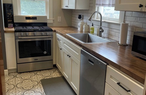 Lincoln House | Entire Home Near Downtown!