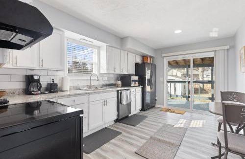 Lansing House | Entire Home Near MSU and Local Hospitals with Fast Wi-Fi & Dedicated Office