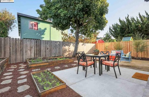 Southwest Berkeley House | Entire Home with Fenced Backyard & Veggie Garden and Fire Pit!