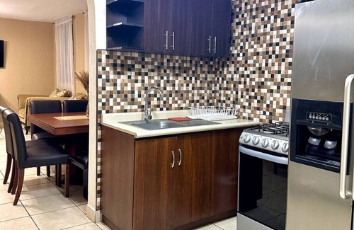 Zona 11 House | *Entire house/5 rooms/6 beds/2.5 bathrooms/2 garages