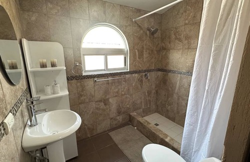 Zona 11 House | *Entire house/5 rooms/6 beds/2.5 bathrooms/2 garages