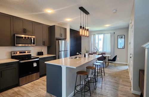 Calgary House | ENTIRE House & Basement for 14 pax w/AC & parking/8 min to YYC airport
