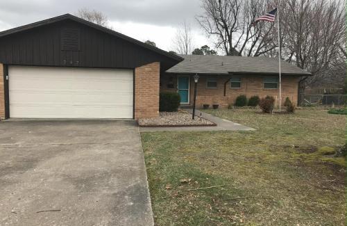 Springdale House | Entire House in the Heart of NW AR with Office Space