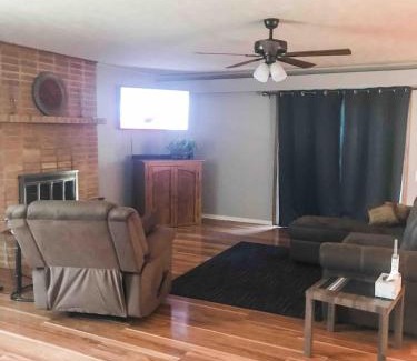 Springdale House | Entire House in the Heart of NW AR with Office Space