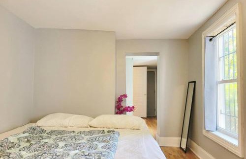 Downtown Baltimore Apartment | Entire House King Bed near Downtown Free Parking
