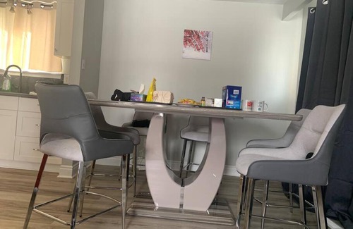 Ajax Apartment | Entire House :Quiet Spacious House by the Lake and Park