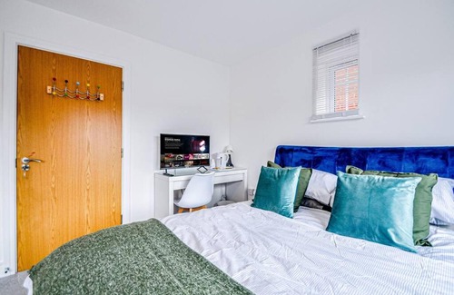 Maidenhead House | Entire House Sleeps 8 Near The River Thames