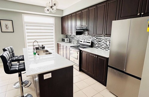 Brampton House | Entire house sleeps upto 12guest+ with parking clean,stylish pet/family friendly