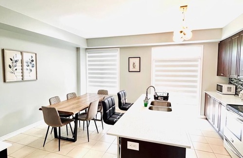 Brampton House | Entire house sleeps upto 12guest+ with parking clean,stylish pet/family friendly