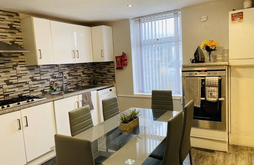 Manor Park Apartment | Entire London house super close Westfield Shopping Centre