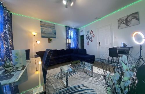 Downtown Baltimore Apartment | Entire Lovely and cozy apartment, minutes walk from all you need in Baltimore