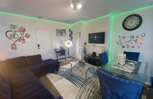 Downtown Baltimore Apartment | Entire Lovely and cozy apartment, minutes walk from all you need in Baltimore