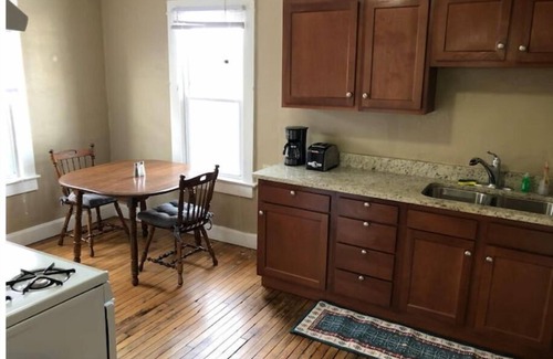 Highland Apartment | Entire Lovely Apartment minutes from airport!