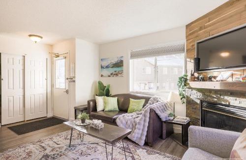 Harvie Heights Apartment | Entire Lovely Townhouse Mountain View!